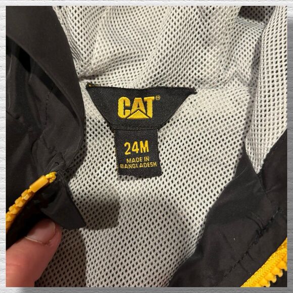 CAT Caterpillar Black Hooded Windbreaker Jacket 24M Yellow Zip Outdoor Coat - Picture 3 of 7